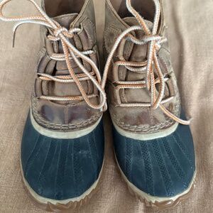 Sorel Out N About Tan and Black Lace Up Leather Waterproof Boots size 5